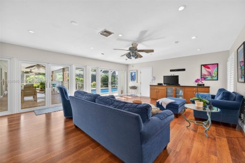 House in Pinecrest, Florida 4 bedrooms, 220.55 sq.m. № 1992758 - photo 13