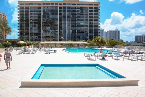 Condo in Hallandale Beach, Florida, 3 bedrooms  № 2029051 - photo 27