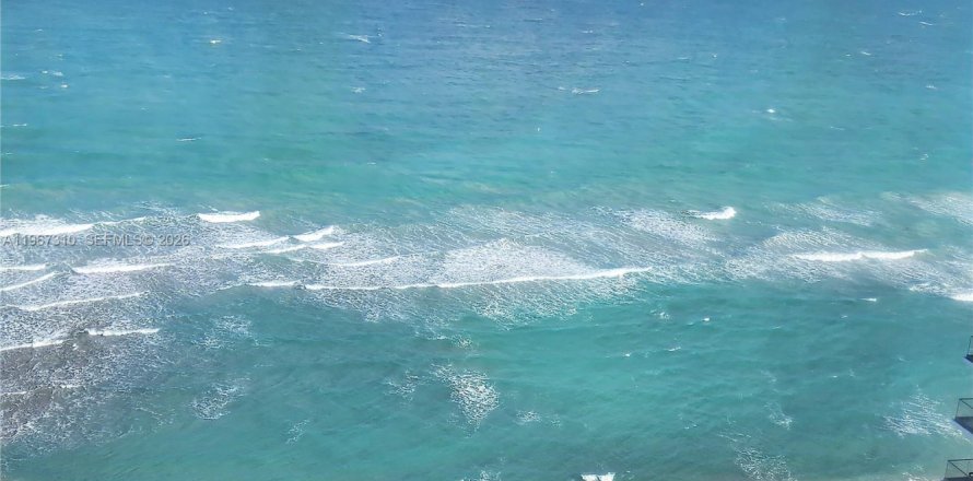 Condo in Hallandale Beach, Florida, 3 bedrooms  № 2029051