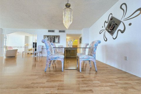 Condo in Hallandale Beach, Florida, 3 bedrooms  № 2029051 - photo 9