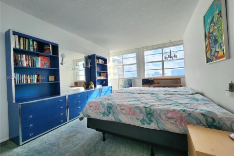 Condo in Hallandale Beach, Florida, 3 bedrooms  № 2029051 - photo 13