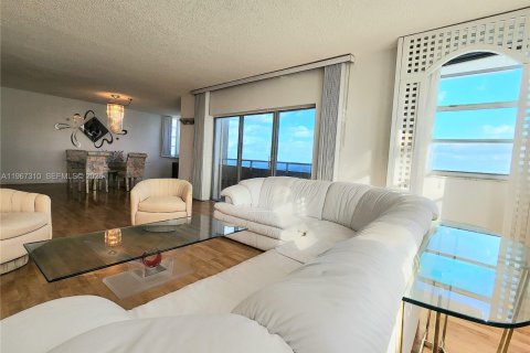 Condo in Hallandale Beach, Florida, 3 bedrooms  № 2029051 - photo 3