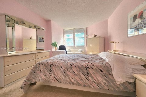 Condo in Hallandale Beach, Florida, 3 bedrooms  № 2029051 - photo 10
