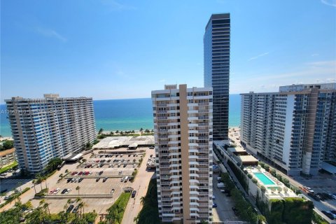 Condo in Hallandale Beach, Florida, 3 bedrooms  № 2029051 - photo 25