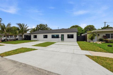 Villa ou maison à Miami, Floride 4 chambres, 163.88 m2 № 2326894