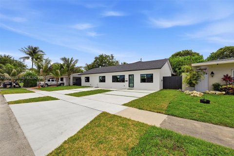 Villa ou maison à vendre à Miami, Floride: 4 chambres, 163.88 m2 № 2326894 - photo 5