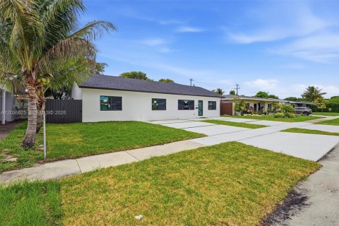 Villa ou maison à vendre à Miami, Floride: 4 chambres, 163.88 m2 № 2326894 - photo 4