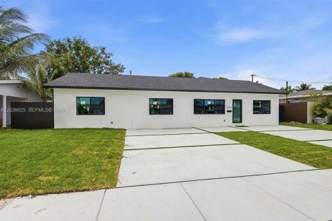 Villa ou maison à vendre à Miami, Floride: 4 chambres, 163.88 m2 № 2326894 - photo 3