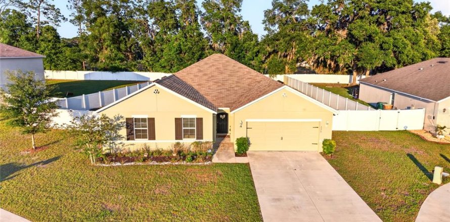 House in Ocala, Florida 4 bedrooms, 215.44 sq.m. № 2152340