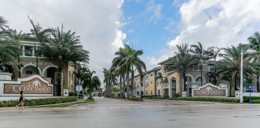 Кондоминиум с 2 спальнями в Дорал, Флорида № 1985027