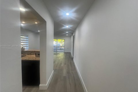 Copropriété à louer à Miami, Floride: 2 chambres, 91.6 m2 № 1982393 - photo 2