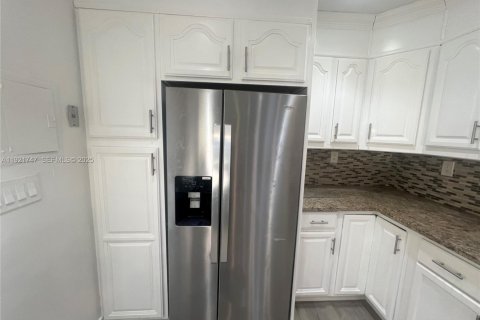 Copropriété à louer à Miami, Floride: 2 chambres, 91.6 m2 № 1982393 - photo 7