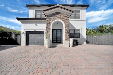 House in Homestead, Florida 6 bedrooms, 228.54 sq.m. № 2024086 - photo 2