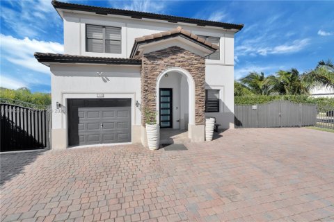 House in Homestead, Florida 6 bedrooms, 228.54 sq.m. № 2024086