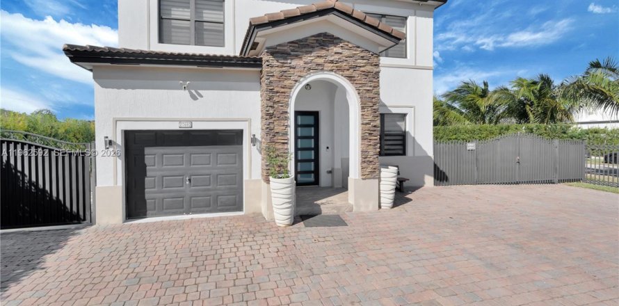 House in Homestead, Florida 6 bedrooms, 228.54 sq.m. № 2024086