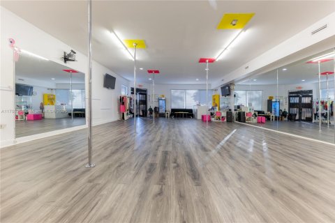 Commercial property in Hollywood, Florida № 1738066 - photo 4