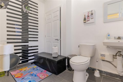 Propiedad comercial en venta en Hollywood, Florida № 1738066 - foto 24