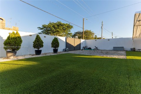 Commercial property in Hollywood, Florida № 1738066 - photo 11