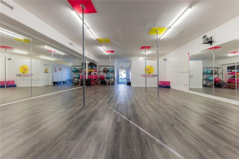 Commercial property in Hollywood, Florida № 1738066 - photo 2