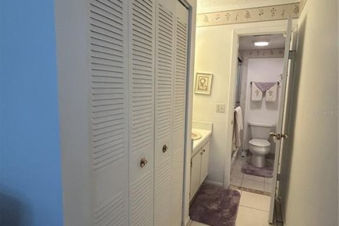 Condo in Largo, Florida, 2 bedrooms № 2216436 - photo 20