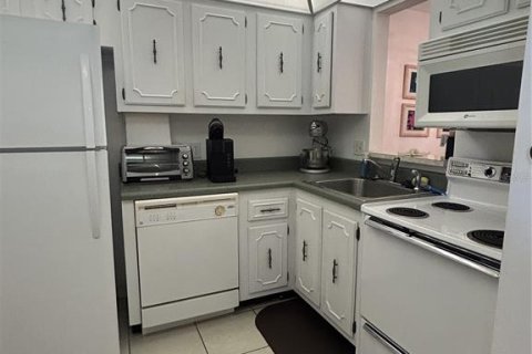 Condo in Largo, Florida, 2 bedrooms № 2216436 - photo 15