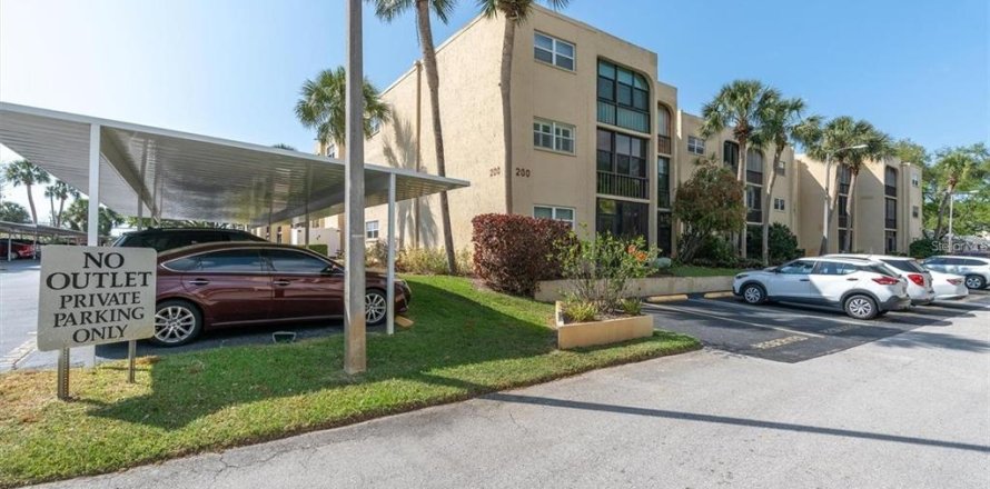 Condo in Largo, Florida, 2 bedrooms № 2216436