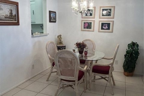 Condo in Largo, Florida, 2 bedrooms № 2216436 - photo 12