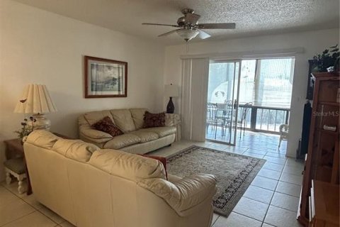 Condo in Largo, Florida, 2 bedrooms № 2216436 - photo 9