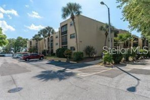 Condo in Largo, Florida, 2 bedrooms № 2216436 - photo 2