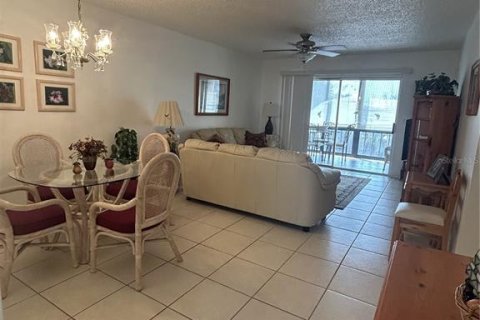 Condo in Largo, Florida, 2 bedrooms № 2216436 - photo 11