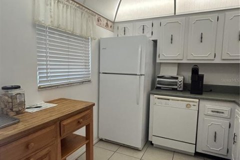 Condo in Largo, Florida, 2 bedrooms № 2216436 - photo 14