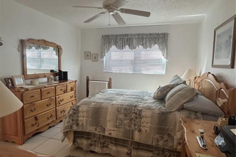 Condo in Largo, Florida, 2 bedrooms № 2216436 - photo 19