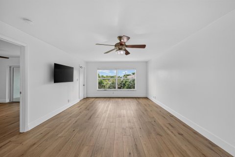 Condo in Margate, Florida, 2 bedrooms № 2175849 - photo 10