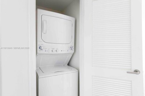 Condo in Miami, Florida, 2 bedrooms  № 1960043 - photo 24