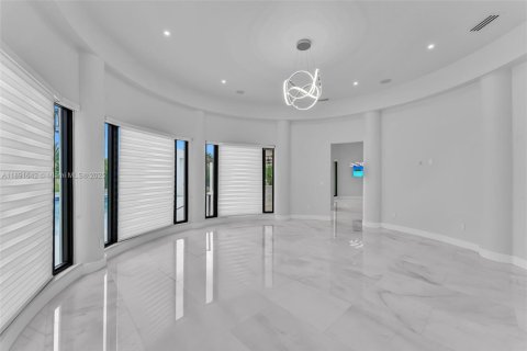 House in Miami, Florida 8 bedrooms, 619.19 sq.m. № 1944840 - photo 29