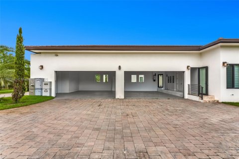House in Miami, Florida 8 bedrooms, 619.19 sq.m. № 1944840 - photo 6