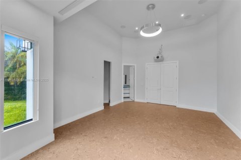 House in Miami, Florida 8 bedrooms, 619.19 sq.m. № 1944840 - photo 13