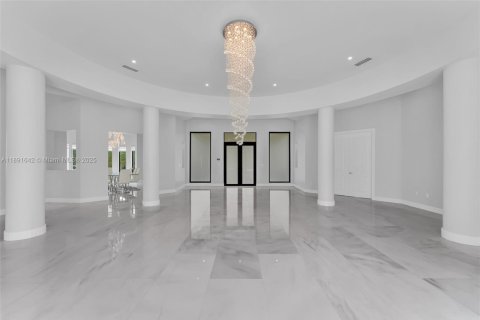 House in Miami, Florida 8 bedrooms, 619.19 sq.m. № 1944840 - photo 7