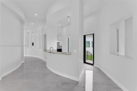 House in Miami, Florida 8 bedrooms, 619.19 sq.m. № 1944840 - photo 24