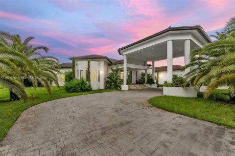 House in Miami, Florida 8 bedrooms, 619.19 sq.m. № 1944840 - photo 1