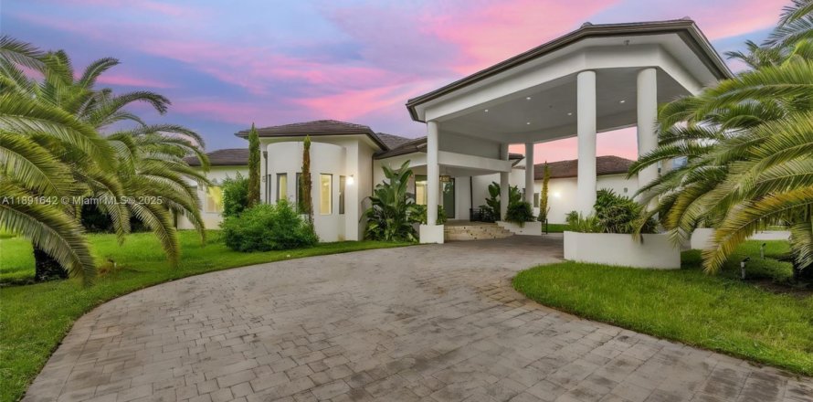 House in Miami, Florida 8 bedrooms, 619.19 sq.m. № 1944840