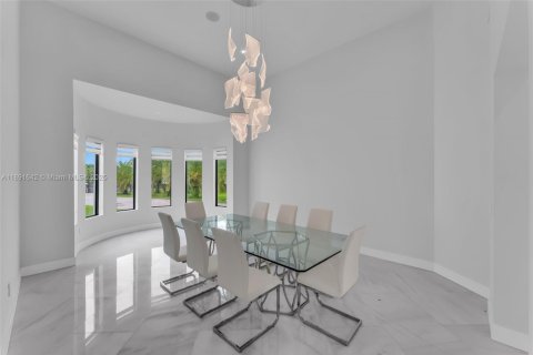 House in Miami, Florida 8 bedrooms, 619.19 sq.m. № 1944840 - photo 10
