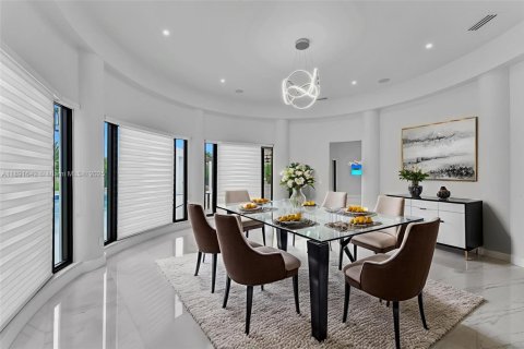 House in Miami, Florida 8 bedrooms, 619.19 sq.m. № 1944840 - photo 30
