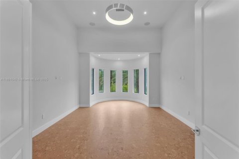 House in Miami, Florida 8 bedrooms, 619.19 sq.m. № 1944840 - photo 11