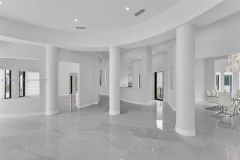 House in Miami, Florida 8 bedrooms, 619.19 sq.m. № 1944840 - photo 23