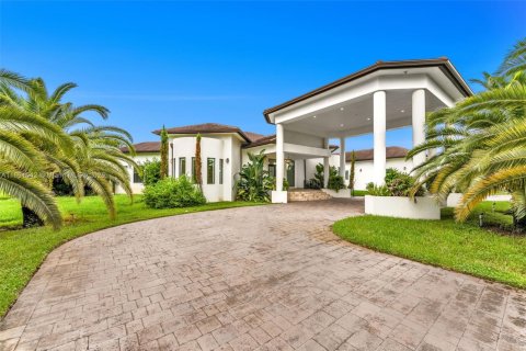 House in Miami, Florida 8 bedrooms, 619.19 sq.m. № 1944840 - photo 2