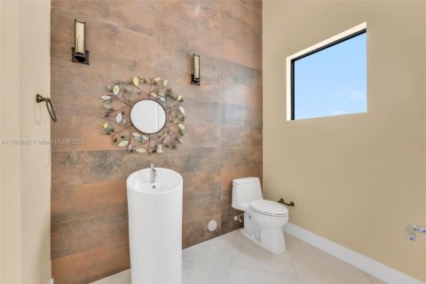 House in Miami, Florida 8 bedrooms, 619.19 sq.m. № 1944840 - photo 15