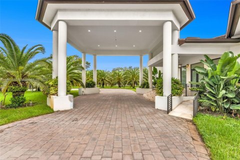 House in Miami, Florida 8 bedrooms, 619.19 sq.m. № 1944840 - photo 3