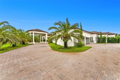 House in Miami, Florida 8 bedrooms, 619.19 sq.m. № 1944840 - photo 5
