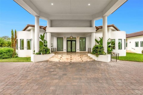 House in Miami, Florida 8 bedrooms, 619.19 sq.m. № 1944840 - photo 4